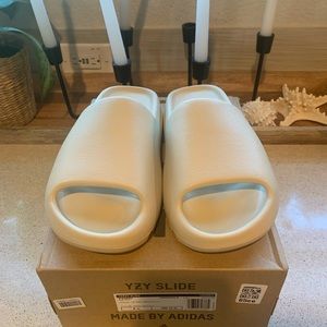 Yeezy slide ‘bone’